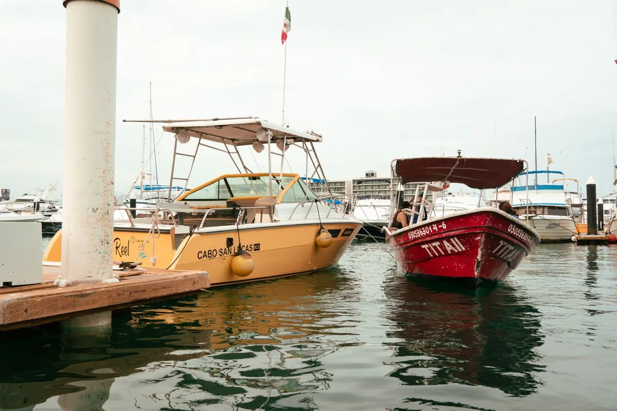 Lodě zakotvené v marině Cabo San Lucas, odkud vyplouvá plavba za západem slunce